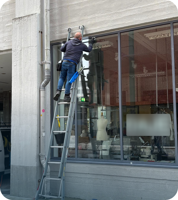 Ontetsen van het glas bij een winkelpand