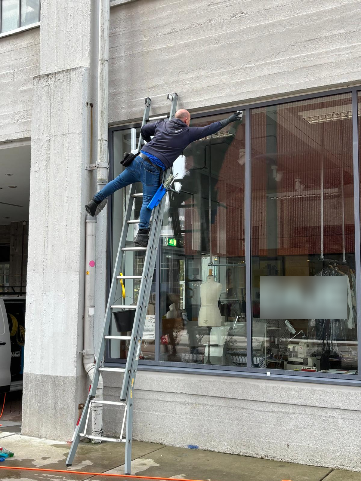 Ontetsen van het glas bij een winkelpand